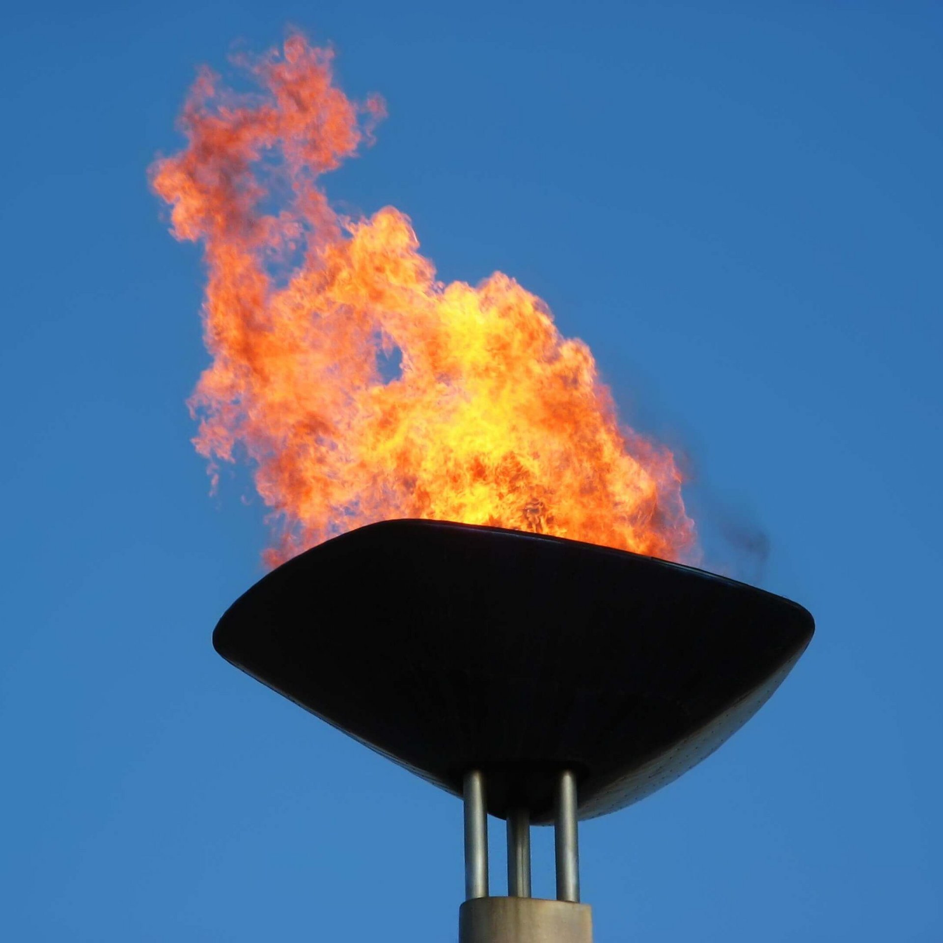 Bild des Olympischen Feuers. Bauerfeind versorgt die Athleten während der Olympiade mit seinen Produkten.