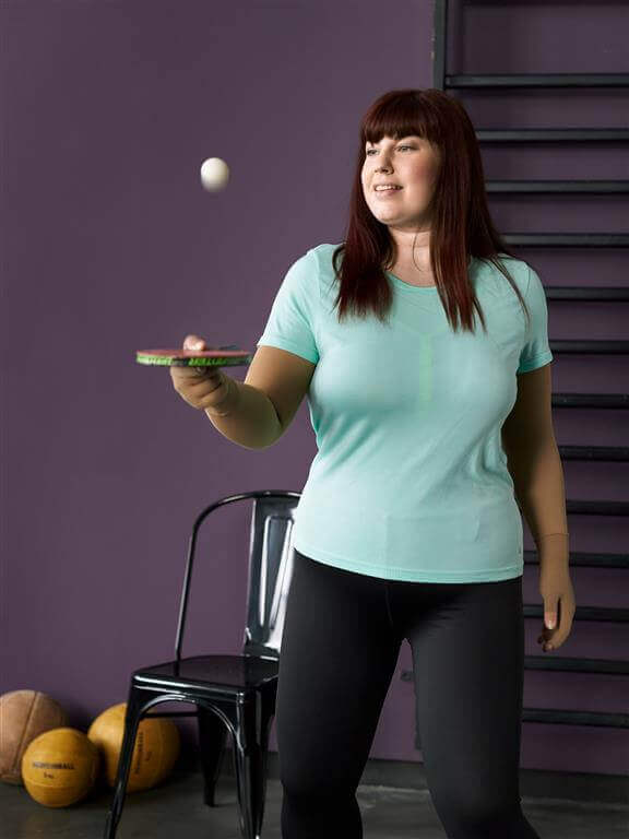 Das Bild zeigt Lipödem-Patientin Kathi Schanz, die einen Tischtennisball mit einem Tischtennisschläger balanciert. An den Armen trägt sie eine VenoTrain curaflow Versorgung.