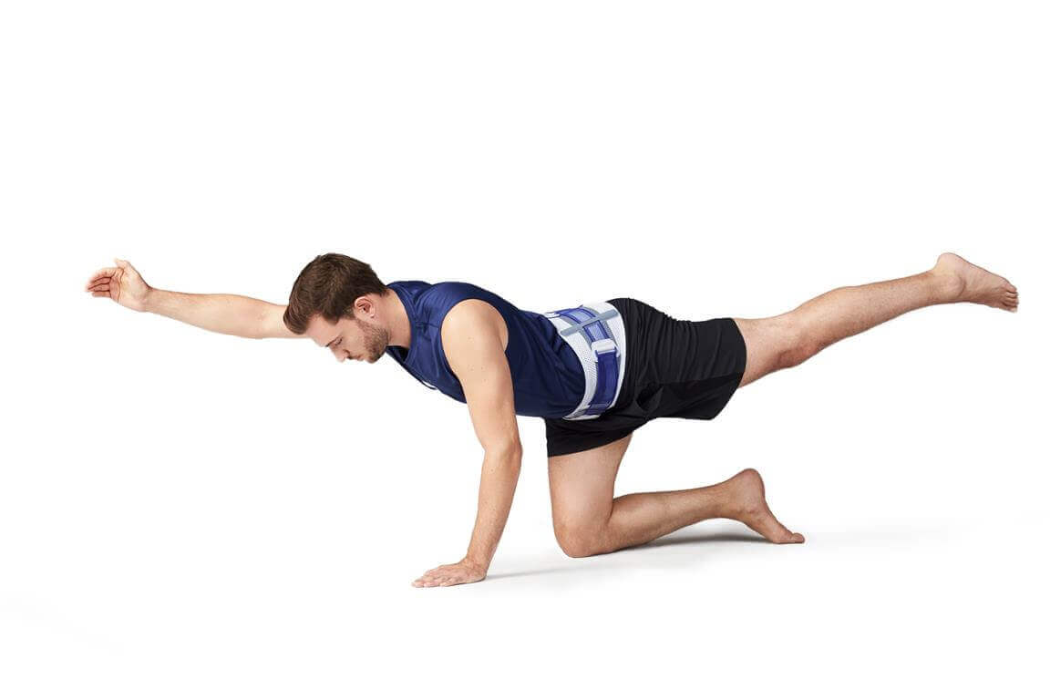 Das Bild zeigt einen Mann der eine Rückenübung demonstriert. Der Name der Übung ist Superman.